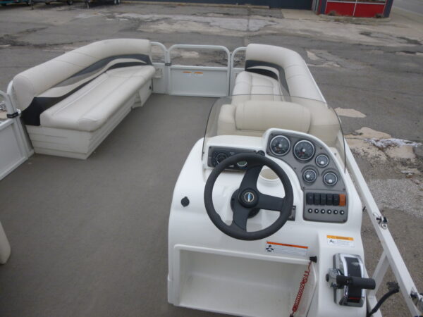 2010 Crestliner Bata Bay 2185 - Image 4